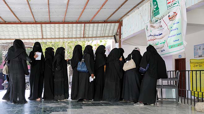نساء ينتظرن للحصول على قسائم غذائية في صنعاء 
